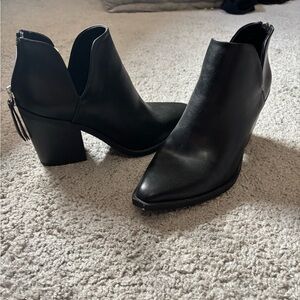 Sleek Black Ankle Boots with Chunky Heel and V-Cut Design
